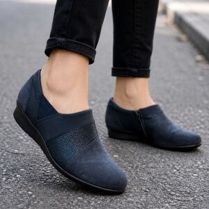 Clarks Navy Slip On Shoes Size 9 Women’s Comfort Flats Lightweight Casual Work